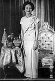 https://upload.wikimedia.org/wikipedia/commons/thumb/4/42/Princess_Mother_Srinagarindra.jpg/110px-Princess_Mother_Srinagarindra.jpg